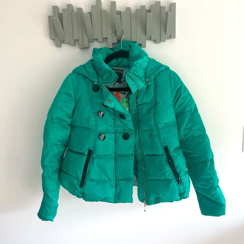 Short down jacket; stylish ivory green with elegant button and zipper puller